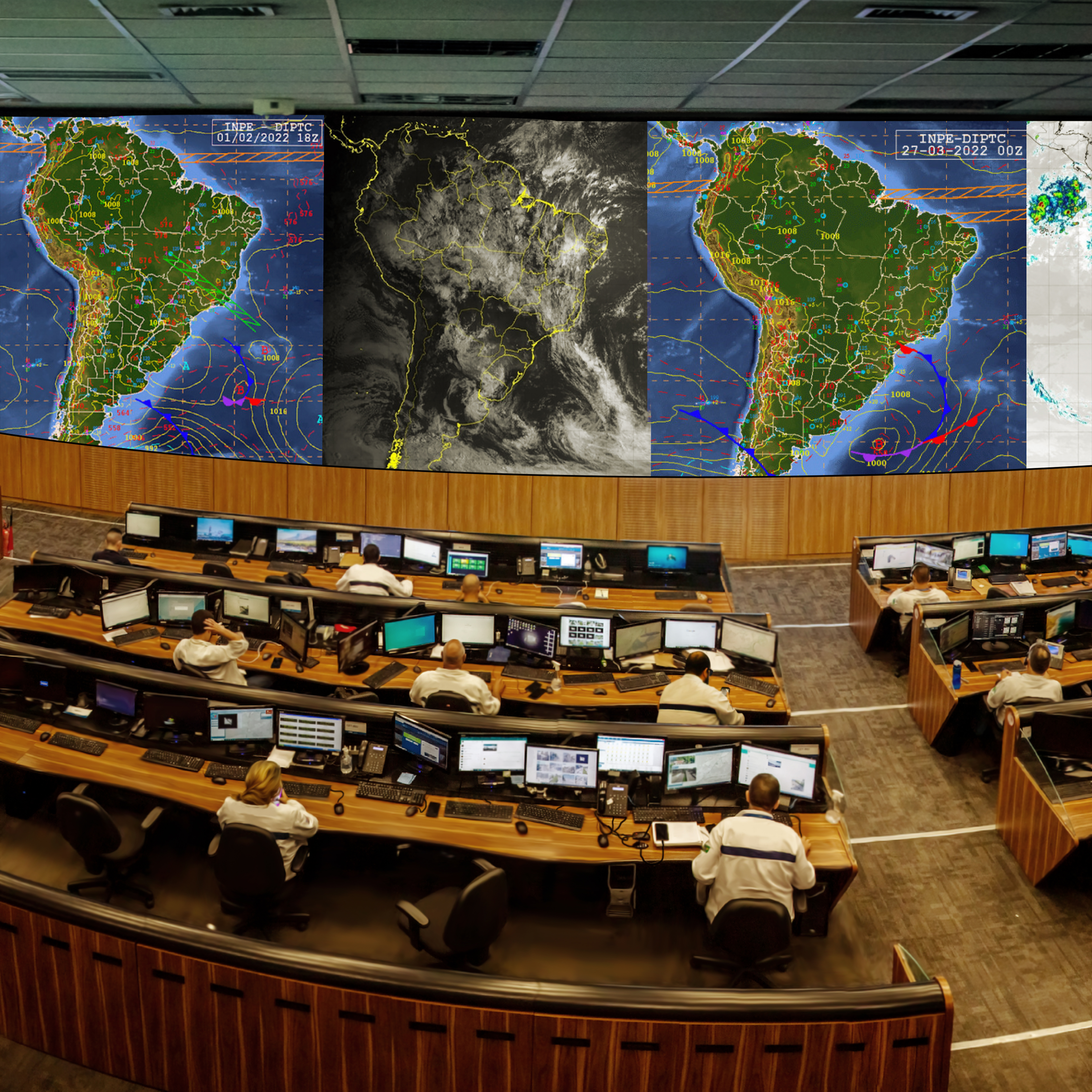 Ilustração realista mostra uma sala com telas grandes onde se veem mapas e várias pessoas sentadas em fileiras de computadores.